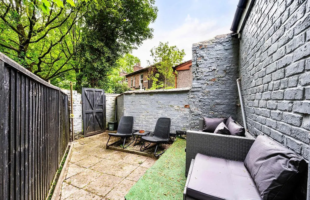 3 Bedroom Home Close To Mcr City Centre-1