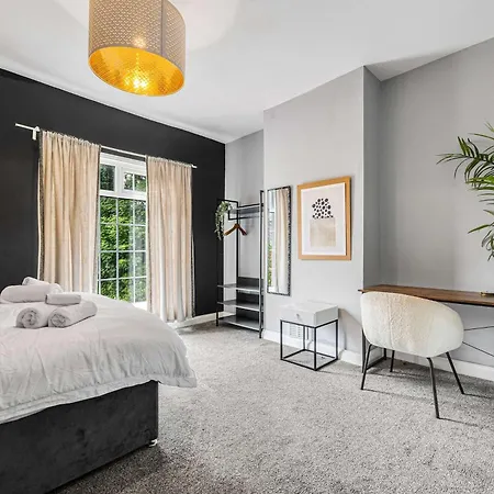 3 Bedroom Home Close To Mcr City Centre-2